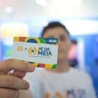 Menino segurança cartão do Pé-de-Meia.