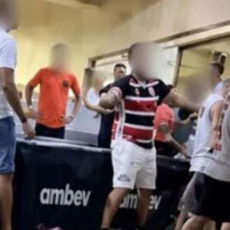 Vídeos mostram torcedores pegando latinhas de cerveja do estabelecimento.