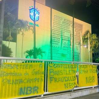 CBF é alvo de protestos após eliminação do Brasil na Copa do Mundo 2026 