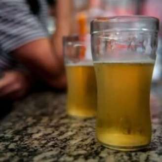 Copos de cerveja em um balcão.