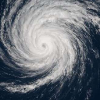 Nuvens em espiral evidenciam o ciclone extratropical que se aproxima e intensifica o risco de ventania e chuva forte.