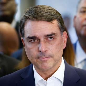 “Alguém que atirou pedras, provocou (os EUA) a todo o momento, xingou pessoas que são do governo americano, agrediu gratuitamente o governo americano”, disse Flávio Bolsonaro sobre Lula em agenda neste sábado, 15.