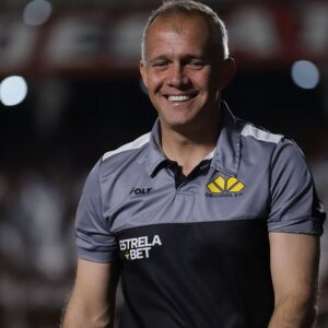 Eduardo Baptista faz um ótimo trabalho no comando do Criciúma.