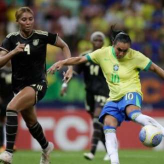 Marta em campo na Arena de Pernambuco em 2024, contra a Jamaica.