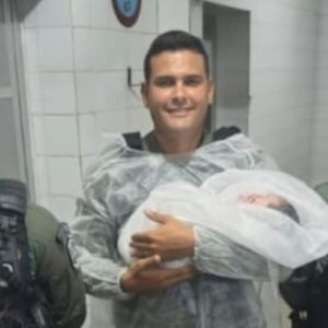Policiais militares auxiliarm em parto de emergência na Ilha de Itamaracá.