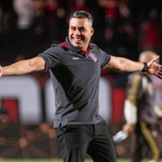 Jair Ventura comemorando classificação na Copa do Brasil.