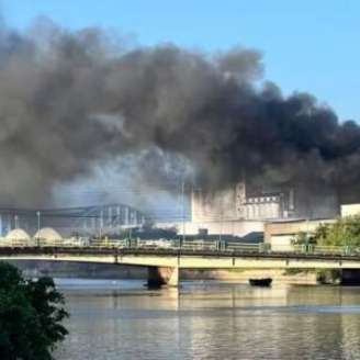 Incêndio em fábrica de fertilizantes no Recife.