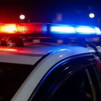 Viatura policial com sirene ligada.