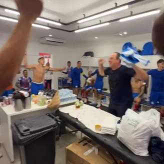 Jogadores do Bahia fazem festa após virada sobre o Bragantino