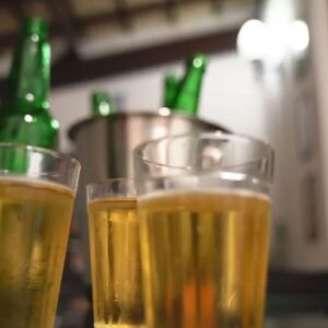 Copos de cerveja.
