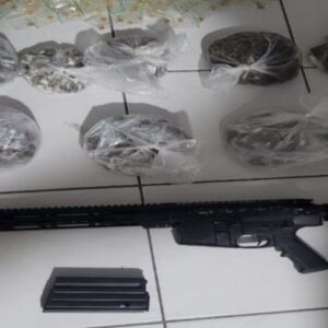 Drogas e fuzil apreendidos pela Polícia Militar.