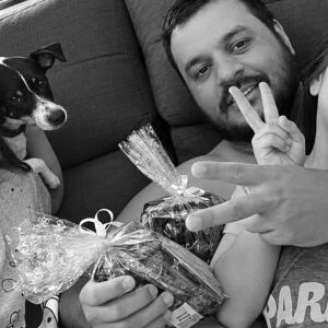 Antônio Zardin Filho ao lado das filhas, Maria Fernanda e Maria Carolina, e da cachorrinha Lola.