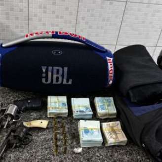 Polícia apreendeu armas, munição, celular e o valor roubado.
