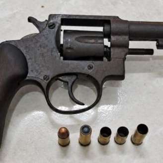 A polícia apreendeu uma pistola com munições que estava com os suspeitos.