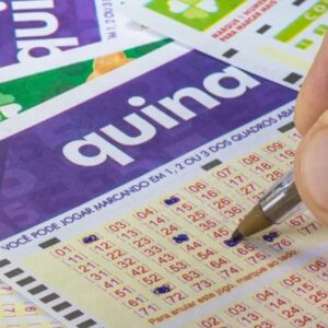 Volante de aposta da Quina em lotérica, sorteio do concurso 6899 em 10 de dezembro de 2025.