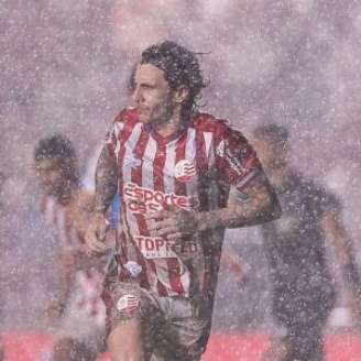Jean Carlos deve ser titular na partida contra o Operário.