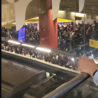Passageiro registra lotação na Linha Amarela do metrô após falhas