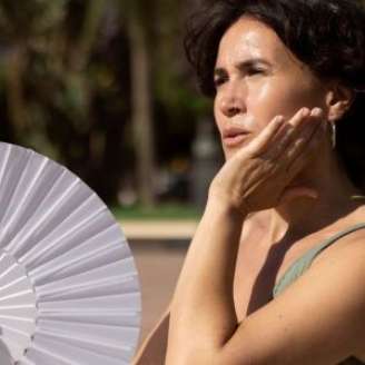 Moradores enfrentam altas temperaturas em cidades sob alerta de calor extremo no Brasil.