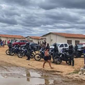 Várias viaturas da Polícia Federal e Militar de Pernambuco estiveram no local.