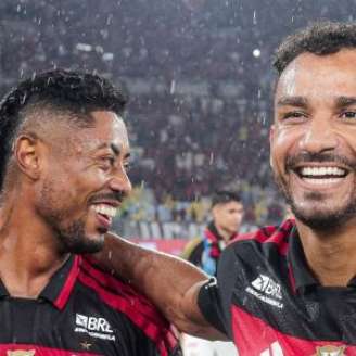 Bruno Henrique e Danilo comemorando vitória em cima do Corinthians.