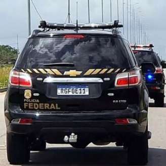 Viaturas da Polícia Federal.