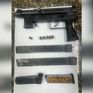 PM conta que suspeitos deixaram armamento para trás durante fuga.
