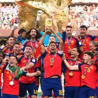 Espanha volta a campo pela primeira vez após título da Copa do Mundo.