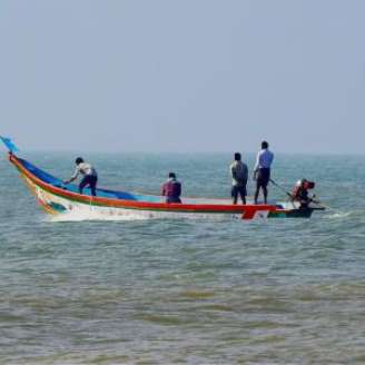 Barco em alto mar.