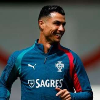 Cristiano Ronaldo ficou durante os 90 minutos no banco de reservas.