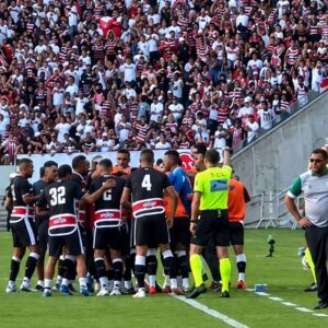 Jogadores do Santa Cruz em comemoração após gol de Renato