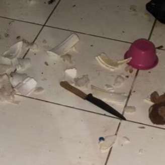 Itens de cozinha foram encontrados quebrados e revirados no imóvel.
