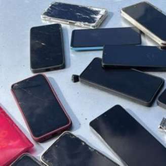 Celulares recuperados por PMs após assalto.