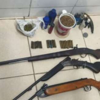 Polícia Militar apreende três armas, maconha e materiais para produção de munições em Cabrobó, no Sertão.