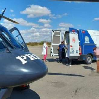 Bebê é resgatado de helicóptero.