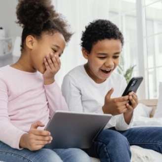 Crianças no celular e tablet.