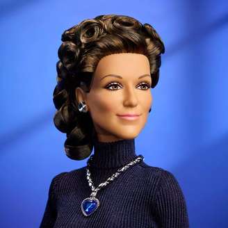 Boneca Barbie de Céline Dion reproduz o penteado e o colar com pingente azul usados pela cantora na cerimônia do Oscar de 1998, em referência ao filme 'Titanic'