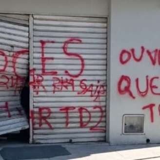 Ameaças foram pichadas em um estabelecimento que teve entrada arrombada.