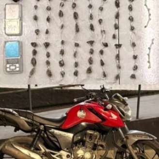 Polícia Militar apreende armas e drogas em Igarassu; policial fica ferido durante abordagem.