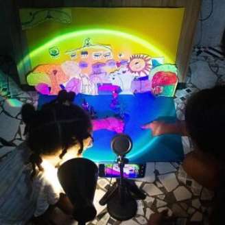 Crianças e jovens aprendem a produzir um curta-metragem com técnicas de animação.