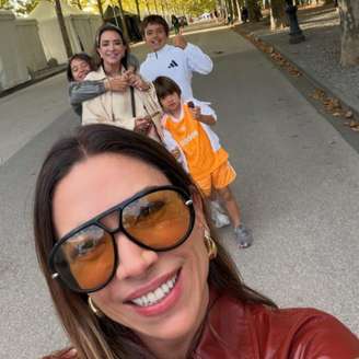 Patrícia Abravanel viaja com mãe e filhos, sem marido.