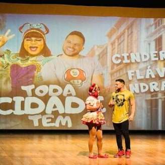 Cinderela e Flávio Andradde na comédia "Toda Cidade Tem".