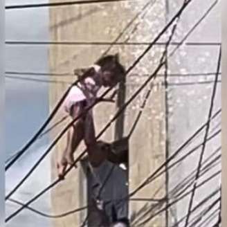 Da janela, o policial estendeu o corpo em direção à criança, segurou-a e a puxou para dentro da casa.