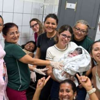 A equipe do posto de saúde realizou o parto no veículo e encaminhou mãe e filha ao hospital.