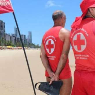 Bombeiros em praia.