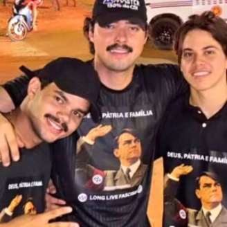 Nas imagens divulgadas, eles aparecem com camisetas pretas contendo referências a Adolf Hitler.