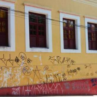 A Lei de Crimes Ambientais prevê punição para quem pichar ou sujar edificações e monumentos urbanos.