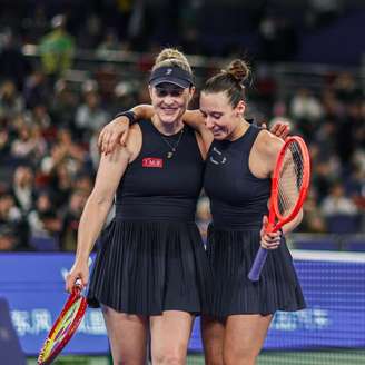 Luisa Stefani (à direita) e Gabriela Dabrowski (à esquerda) celebram vitória em quadra no WTA 1000 de Wuhan, na China