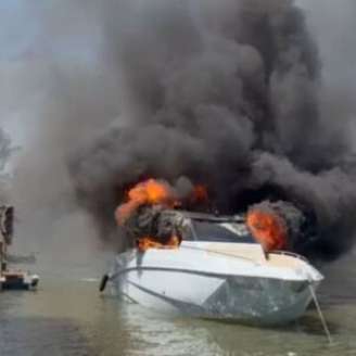 Imagens divulgadas após o acidente mostram a embarcação tomada pelas chamas.