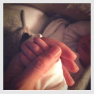 A modelo publicou uma foto da mão da filha, com novidades sobre o nascimento