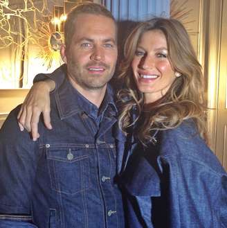 <p>Colcci divulgou em seu Instagram foto de Paul Walker com Gisele Bündchen durante sessão para a próxima campanha da grife</p>